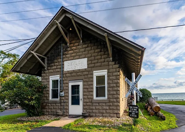 Cozy Lakefront Cottage