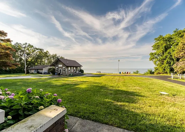 Cozy Lakefront Cottage