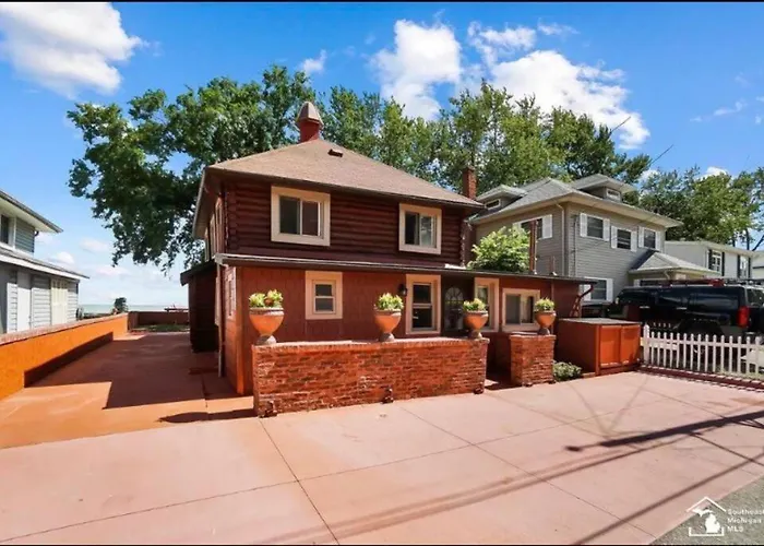 Restored Historic Log Cabin & Deck On Lake Erie