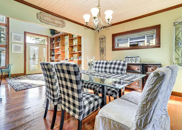 Hot Tub & Private Beach! Lake Erie Family Getaway